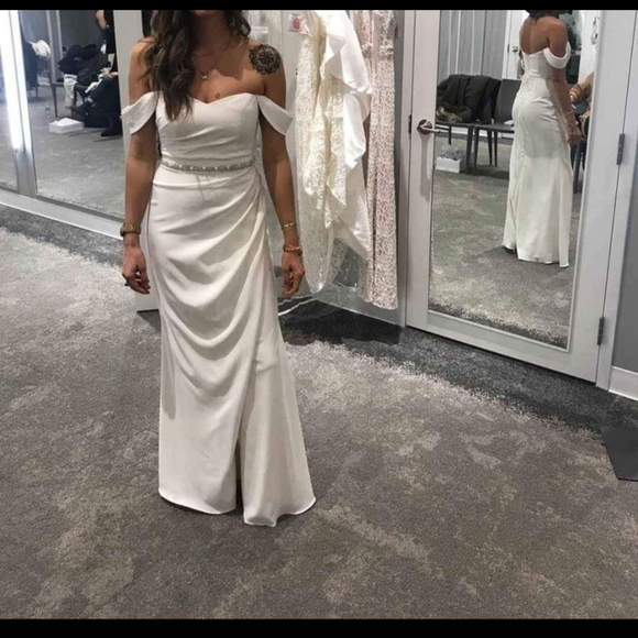 Wedding/Engagement Dress Never Worn - Picture 2 of 4